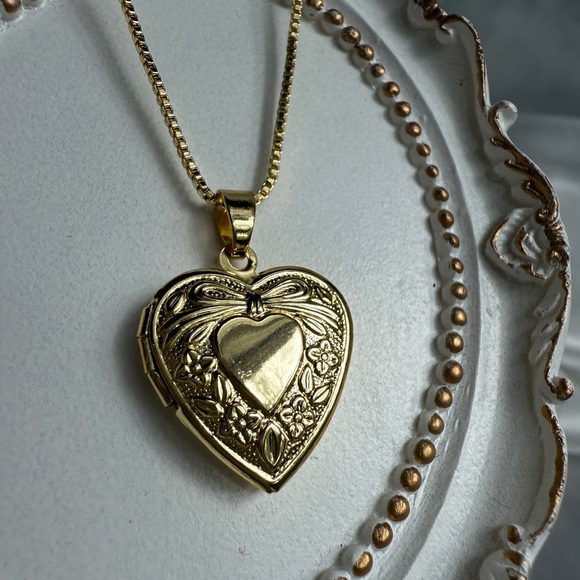 Gold Heart Pendant Necklace - Picture 13 of 14